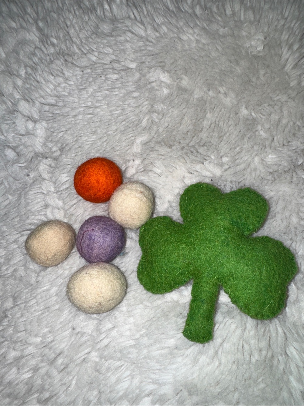 Cat toy 1 Green Felt Shamrock Toy with  5 Colorful Felt Balls -  Toys